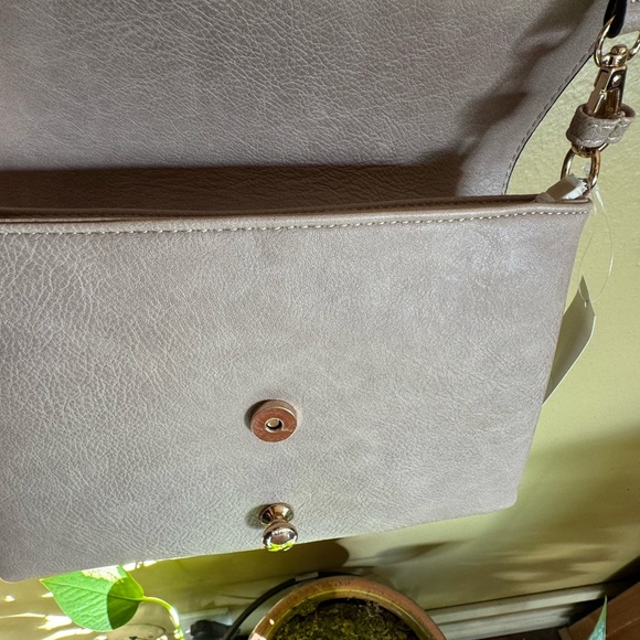 NWT Francesca’s tan crossbody - Picture 3 of 4